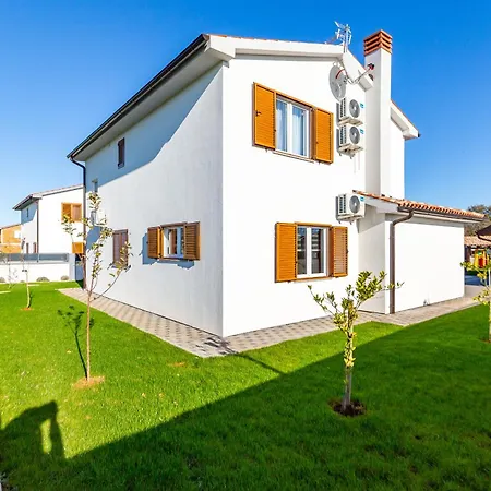 Villa Alba Rossa Near Pula For 6 People With Private 50 M2 Pool Only 1 Km From The Sisan