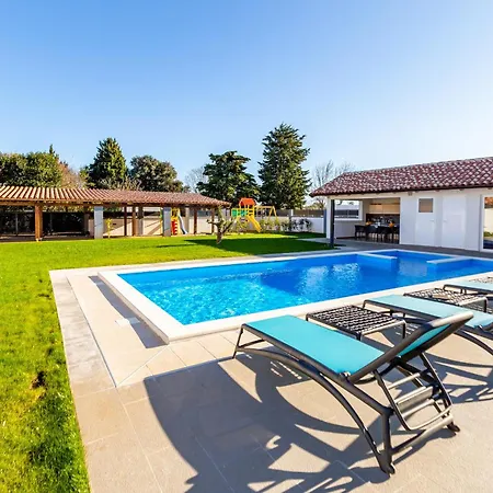 Alba Rossa Near Pula For 6 People With Private 50 M2 Pool Only 1 Km From The Sisan