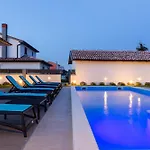 Alba Rossa Near Pula For 6 People With Private 50 M2 Pool Only 1 Km From The וילה