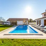Alba Rossa Near Pula For 6 People With Private 50 M2 Pool Only 1 Km From The וילה Šišan