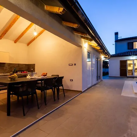 Alba Rossa Near Pula For 6 People With Private 50 M2 Pool Only 1 Km From The וילה