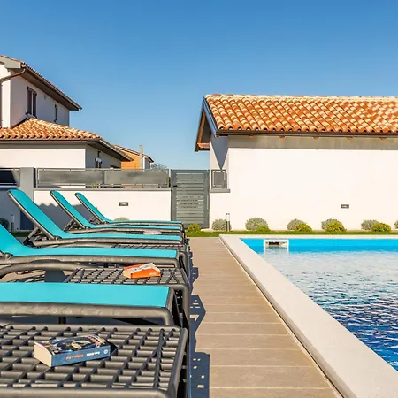 Vila Alba Rossa Near Pula For 6 People With Private 50 M2 Pool Only 1 Km From The