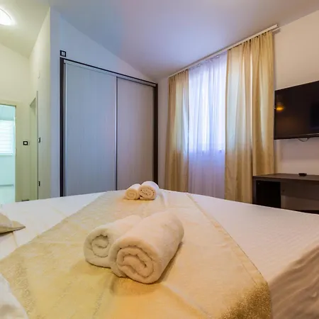 Vila Alba Rossa Near Pula For 6 People With Private 50 M2 Pool Only 1 Km From The Sisan
