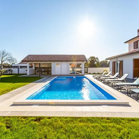 Alba Rossa Near Pula For 6 People With Private 50 M2 Pool Only 1 Km From The Vila Sisan